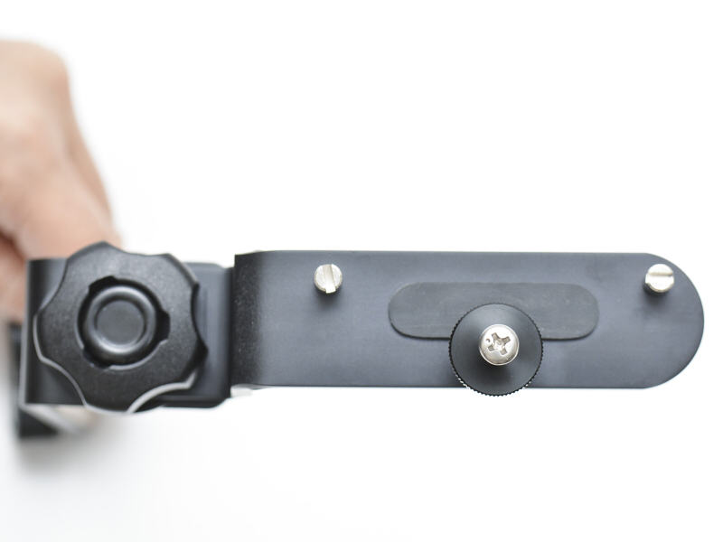 傘を固定するプレートには滑り止めのゴムが貼られており、コマ状のパーツをねじ込んでいくことで直径10mmまでの傘中棒やストロボ用アンブレラ軸を固定できる