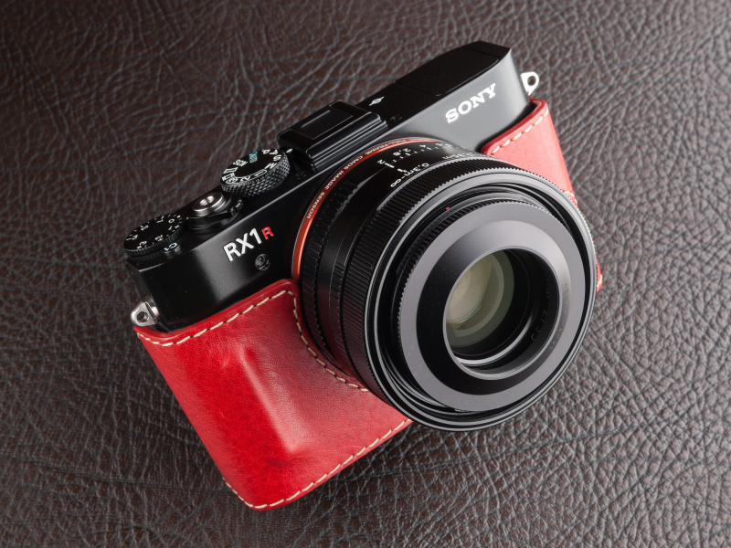 ゲリズのRX1RII用本革カメラケースは、スマイルカメラにて税込2万6,730円だ