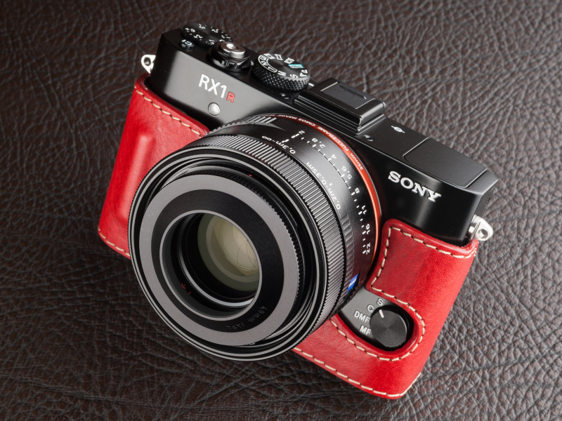 フォーカスモードダイヤルの部分は、操作しやすいようにえぐりを設けたデザインだ