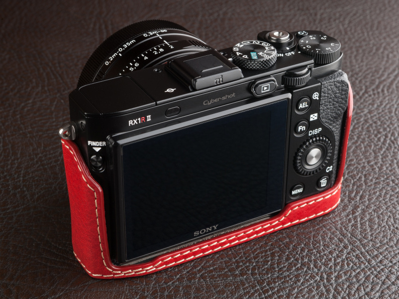 背面はオープンタイプで、液晶チルトやボタン操作を妨げない仕様だ