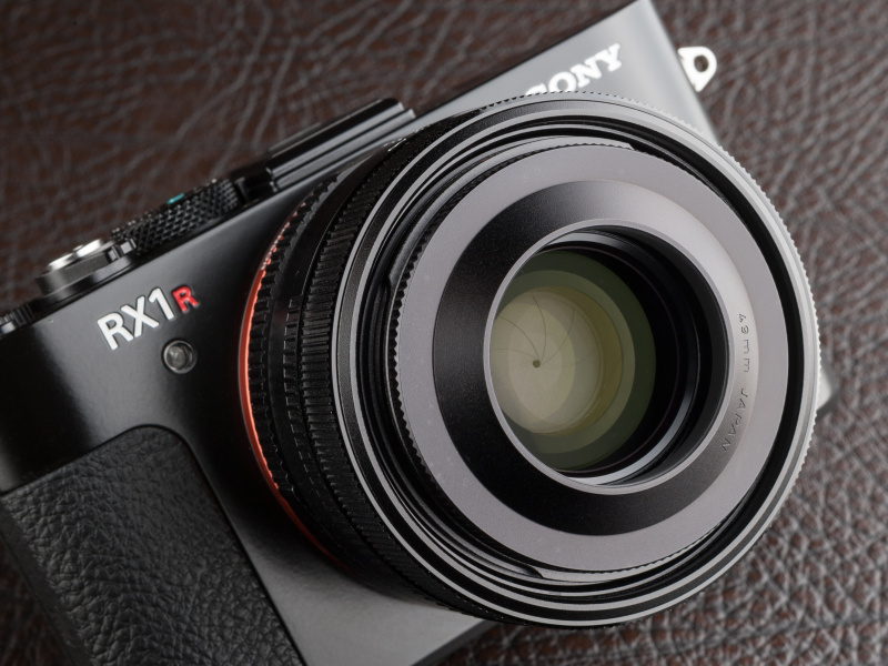 ユーエヌのドーム型フードはメーカー想定売価3,790円（税別）だ。レンズのネジ切りに直接装着できる