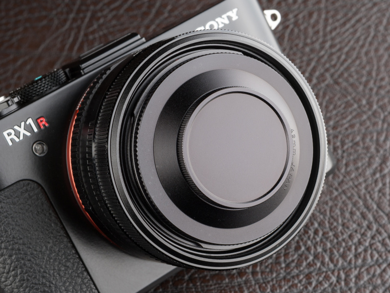 付属のキャップを取り付けたところ。大げさにならないスマートなレンズフードだ