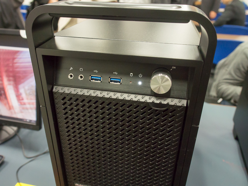 ダイヤル式の電源とよく使うポートを前面に用意