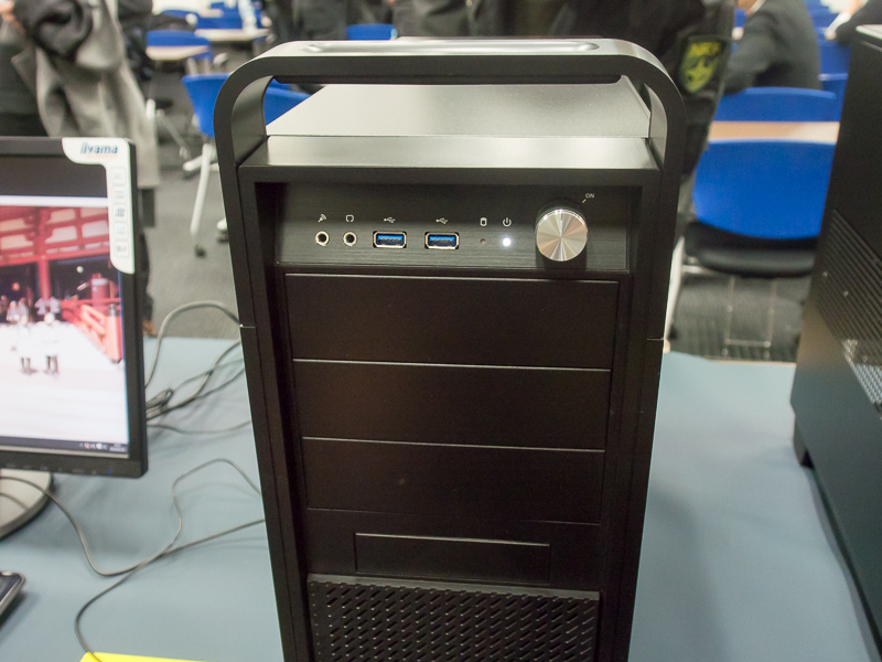 前面パネルは簡単に外せて、ドライブなどを隠してシンプルに使ったり、頻繁に使う場合はパネルを外して常用したりできる