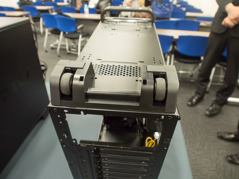 底面にはキャスターが備え付けられており、ハンドルを使って簡単に移動できる