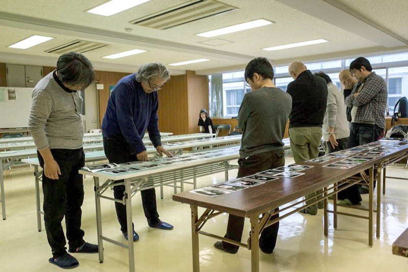 ワークショップの様子。写真を並べて構成を考える。©CRP CROSSROAD PROJECT