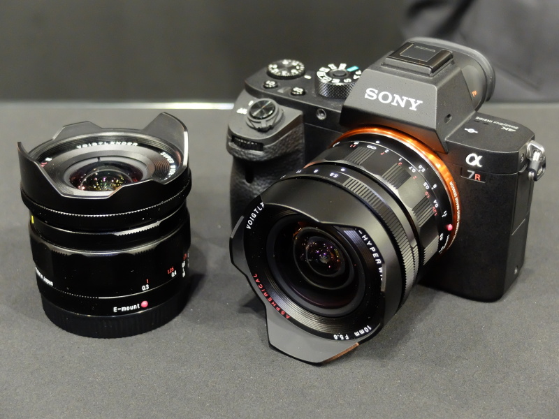 SUPER WIDE-HELIAR 15mm F4.5 Aspherical III E-mount（左、CP+2016で撮影）