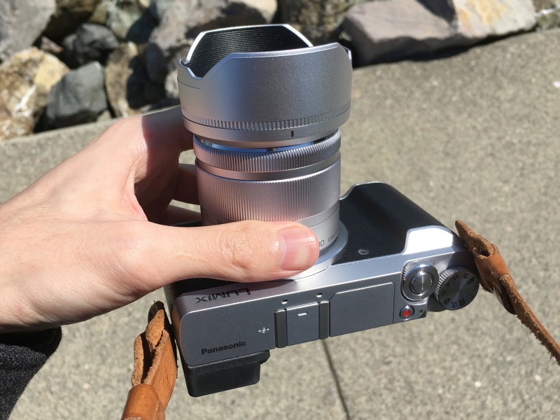 別売の「<a href="http://dc.watch.impress.co.jp/docs/review/lens_review_2/20150518_702190.html" class="n" target="_blank">LUMIX G VARIO 35-100mm / F4.0-5.6 ASPH. / MEGA O.I.S.</a>」を装着したところ。約135gの軽量で70-200mm相当をカバーする。実売価格は税込3万円を切る