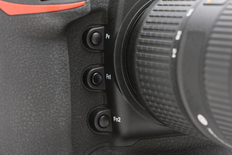 エプロン部左側面にFn2ボタンを追加。従来からあるPvボタン、Fn1ボタンも含め、好みの機能を割り当てればD5がより自分好みのカメラになるはずだ。