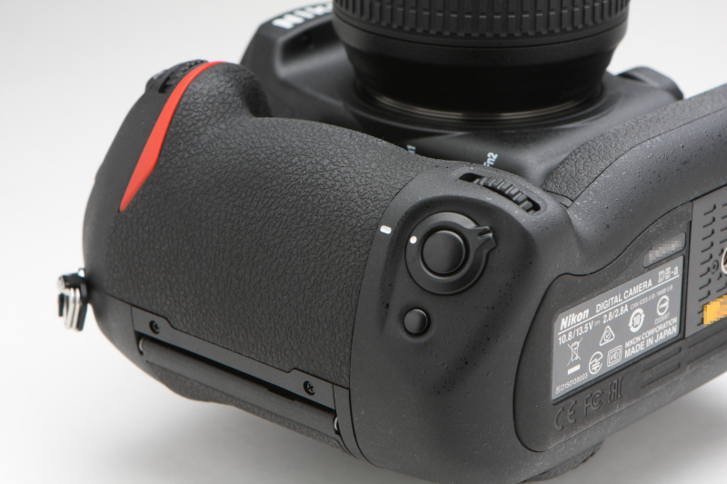 ふくよかな形状のグリップ。右手手のひらにしっかりとフィットする。縦位置ファンクションボタンには露出補正などを割り当てることができる。