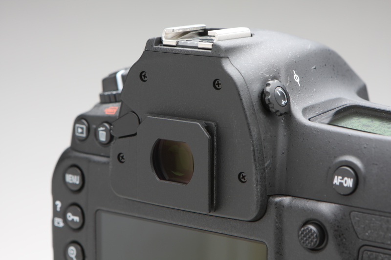 着脱式となったアイピース部。レインカバーなどの取り付けを可能とする。アイピースのレンズ両面とファインダー接眼レンズには汚れの付着しにくいフッ素コートが施される。