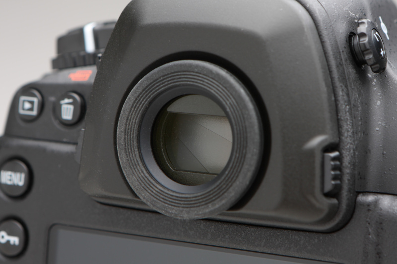 高級機の証しともいえるアイピースシャッターももちろん装備。リモート撮影のときなど重宝するはずだ。