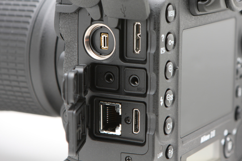 インターフェースの充実はプロ機ならでは。右上から時計回りに、USB端子、マイク端子、HDMI端子、有線LAN端子、ヘッドホン端子、拡張端子。