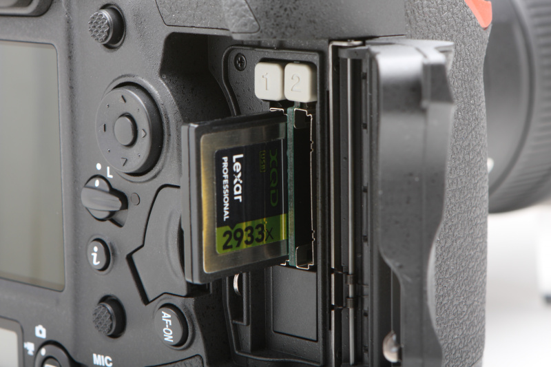 スロットは購入時にXQDもしくはCFのいずれかを選択する（ともにダブルスロット）。購入後サービスセンターなどでスロットの交換は有償で可能としている。写真はXQD。