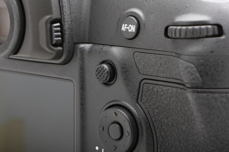 マルチセレクター上部とi（アイ）ボタン下部に配置されるサブセレクターはD4から採用されている操作部材。撮影時はフォーカスポイントの選択を担い、操作感は良好だ。