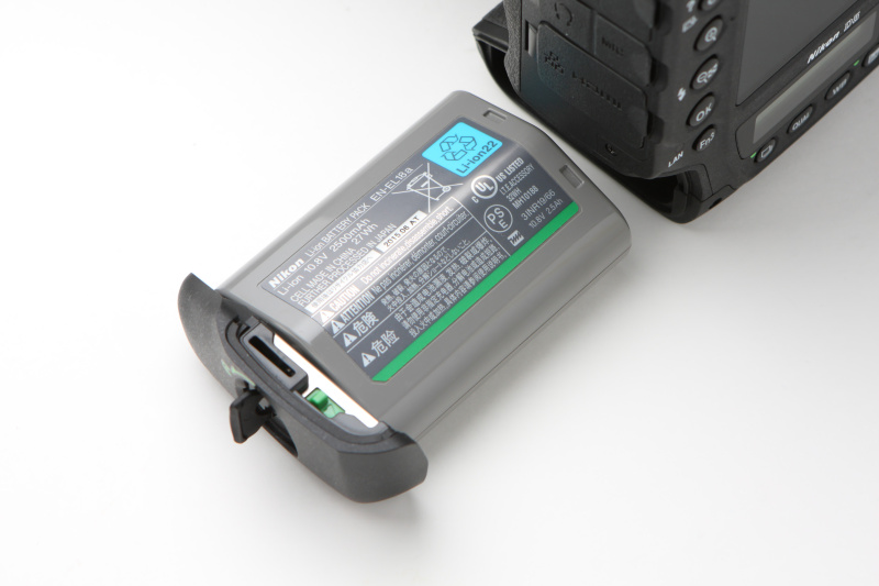 バッテリーはD4Sと同じEN-EL18aを採用。ホームページの仕様表を見ると撮影可能枚数は記されていないようであるが、D4Sが約3,020コマ（CIPA規格準拠）とするので、それに近い数字と思われる。