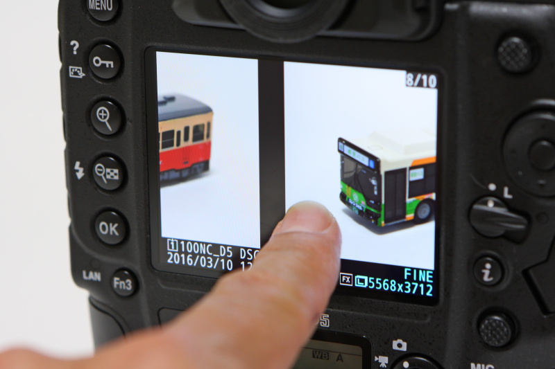 撮影した画像の送りは、画面の左右をフリックするか、画面下部をタッチすると表示するフレームアドバンスバーを左右にスライドさせても可能だ。