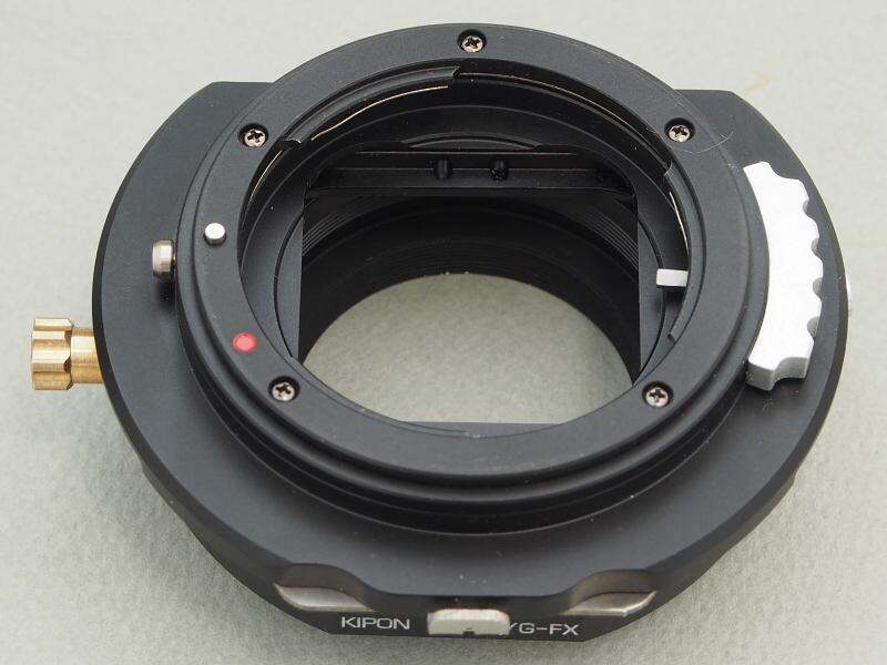 今回使用するのは中国KIPON（キポン）製のシフト/ティルト機能付きマウントアダプターだ。レンズ側がニコンFマウント、ボディ側がフジXマウントのタイプをセレクトした。これを装着するとどんなレンズもシフト/ティルト付きレンズに早変わりする優れものだ。<a href="http://item.rakuten.co.jp/auc-stkb/ts-ng-fx-kipon-db/" class="n" target="_blank">焦点工房</a>が扱っている