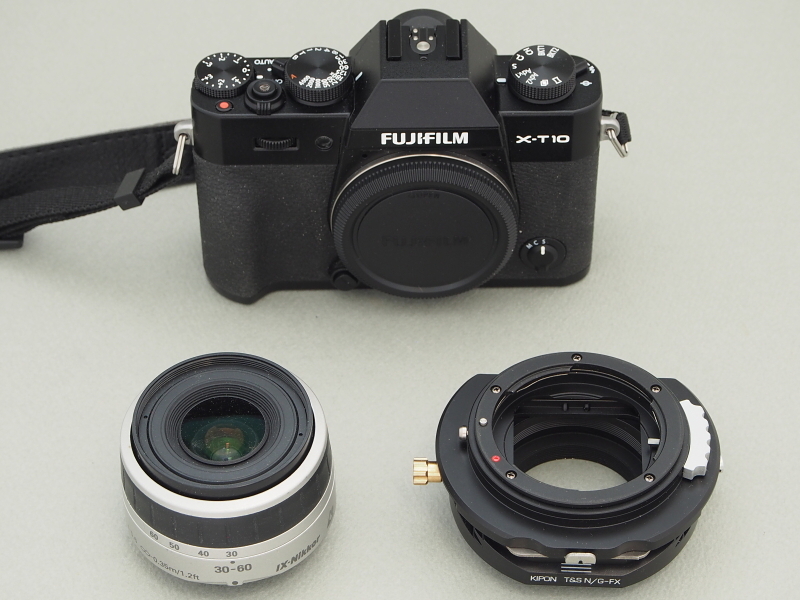ボディはFUJIFILM X-T10、レンズはIX-Nikkor 30-60mm F4-5.6（改造品）を選んでみた。このレンズは「APSフィルムカメラ専用『IXニッコール』をフルサイズ機に装着」で紹介したものだが、ズームリングがスカスカで、今回の「瞬間露光間ズーム」のアイデアに最適だと踏んだのである