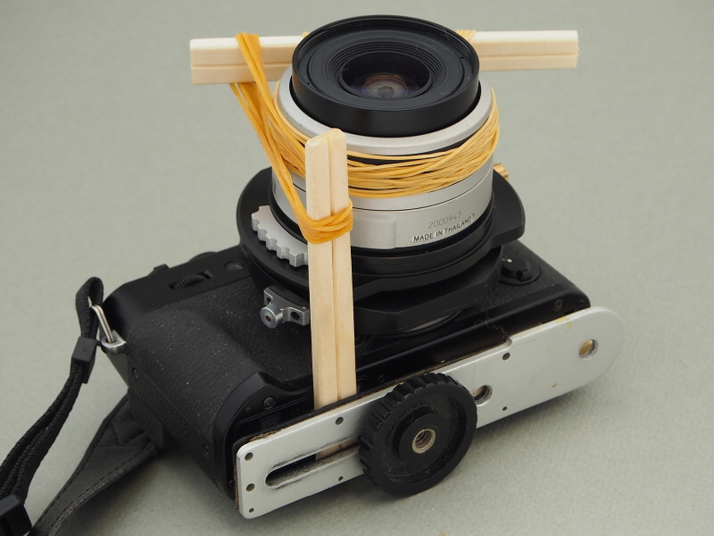 ボディ側の割り箸は、カメラブラケットと三脚止めネジを使って固定されている。