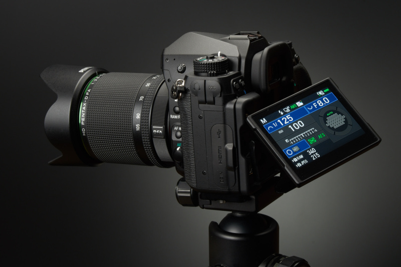 モニターは4本のロッドでボディと連結され、ロッドのボディ側先端がレール上をスライドして、モニターが引き出される