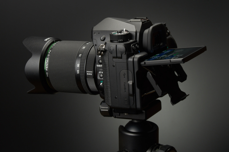 横位置の上方向はフレキシブルティルト＋補助ヒンジで、90度余り開く。複写台に据えるためには必要な角度だ