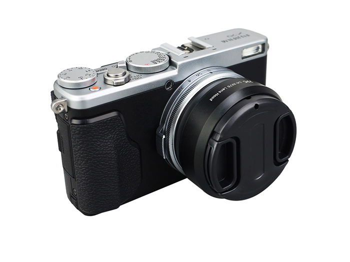 別売のレンズキャップをフードに装着したところ