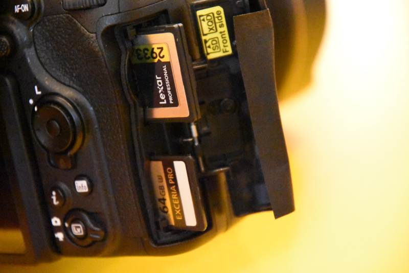 D500のメモリーカードスロット。上側はXQDカードスロットだ。