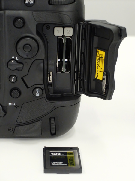 購入時、D5はXQDカードのデュアルスロット、またはCFデュアルスロットが選べる。