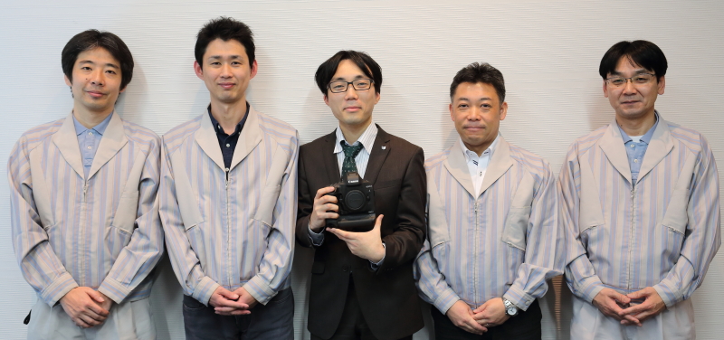 （写真左から）<br class="">服部光明氏<br class="">キヤノン株式会社 イメージコミュニケーション事業本部<br class=""><br class="">阪口武士氏<br class="">キヤノン株式会社 イメージコミュニケーション事業本部<br class=""><br class="">正村友也氏<br class="">キヤノン株式会社 イメージコミュニケーション事業本部 ICP第二事業部<br class=""><br class="">清田真人氏<br class="">キヤノン株式会社 イメージコミュニケーション事業本部<br class=""><br class="">大門照幸氏<br class="">キヤノン株式会社 イメージコミュニケーション事業本部 ICP第二開発センター