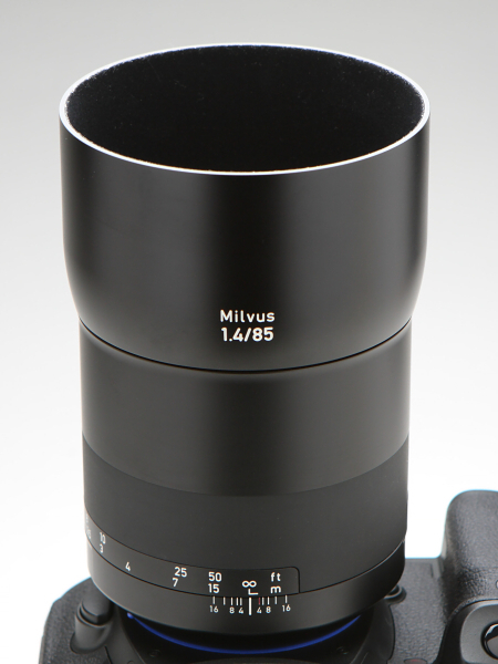 鏡筒のシェイプと一体化するレンズフード。円筒形ながら深いため、遮光効果は極めて高そうだ