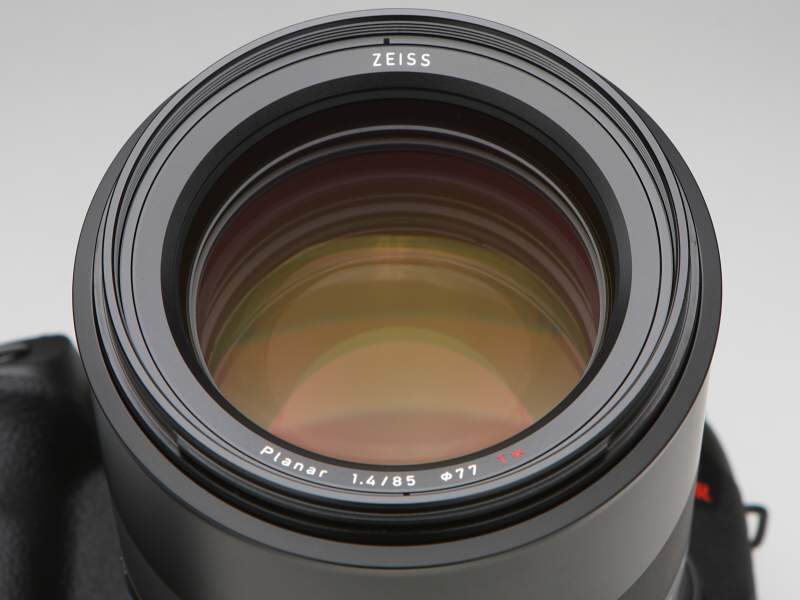 レンズの素性を知ることのできる化粧リング。レンズ構成は9群11枚。そのうちの7枚は、異常部分分散性の特殊ガラス製レンズとする。フィルター径は77mm