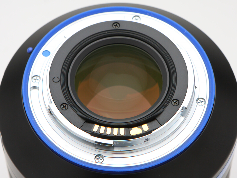 マウントはキヤノンEFとニコンFを用意。いずれもフォーカスエイドに対応する。マウント部外周の青いラバーは防塵防滴とアクセントを兼ねている