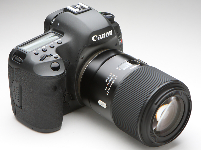 キヤノンEOS 5DsRにSP 90mm F/2.8 Di MACRO  1:1 VC USD（Model F017）を装着した様子。鏡筒はフォーカシングしても繰り出さないタイプだが、その分全長は長い