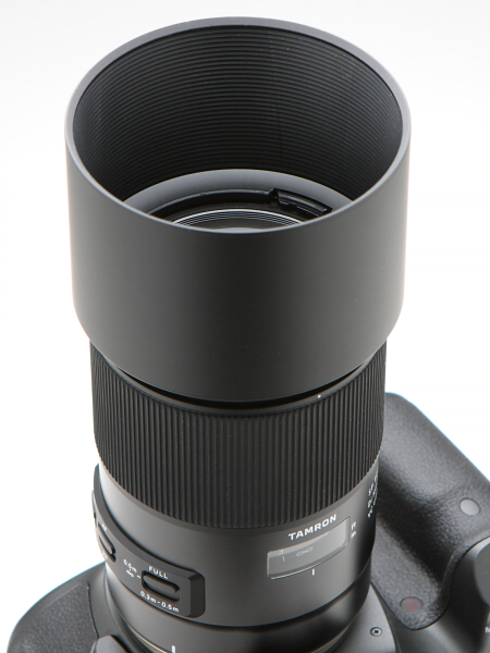 レンズフードは他の新SPシリーズと異なり円筒形。その深さから遮光効果は高そうだ