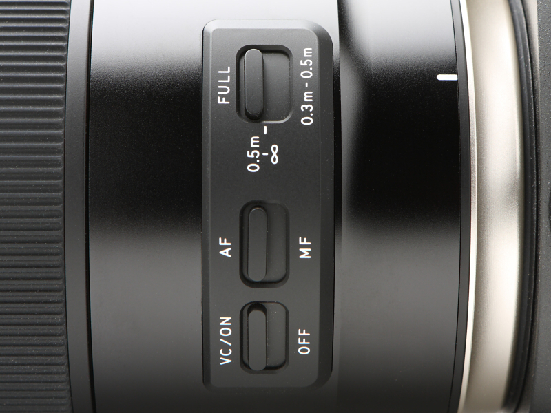 鏡筒側面に配置された操作部材。上からフォーカスリミッター、AF/MF切り換え、手ブレ補正機構ON/OFF切り換えの各スイッチ