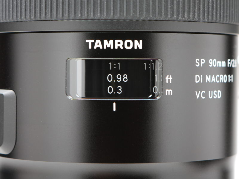 距離目盛りに加え、撮影倍率が記されているのはマクロレンズらしいところ。最短撮影距離は0.3m。最大撮影倍率は等倍