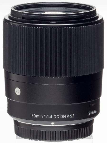 レンズの全長は73.3mm、最大径が64.8mm。ミラーレス用のレンズとしては大きすぎず小さすぎず。質量は265g