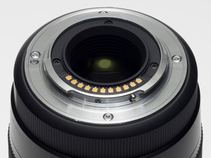 マウントは金属の真鍮製。今回のレビューではマイクロフォーサーズ用を試用した。なおこのレンズはシグマによる有料のマウント交換サービス対象レンズとなっている