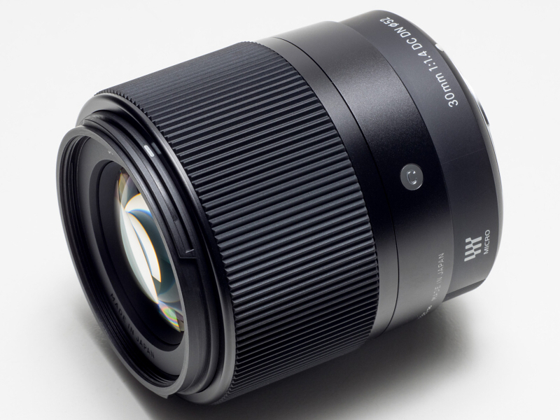 フォーカスリングは幅広くラバー製の滑り止めパターン付き。リングの回転トルクは軽めだが回しすぎることはない程度