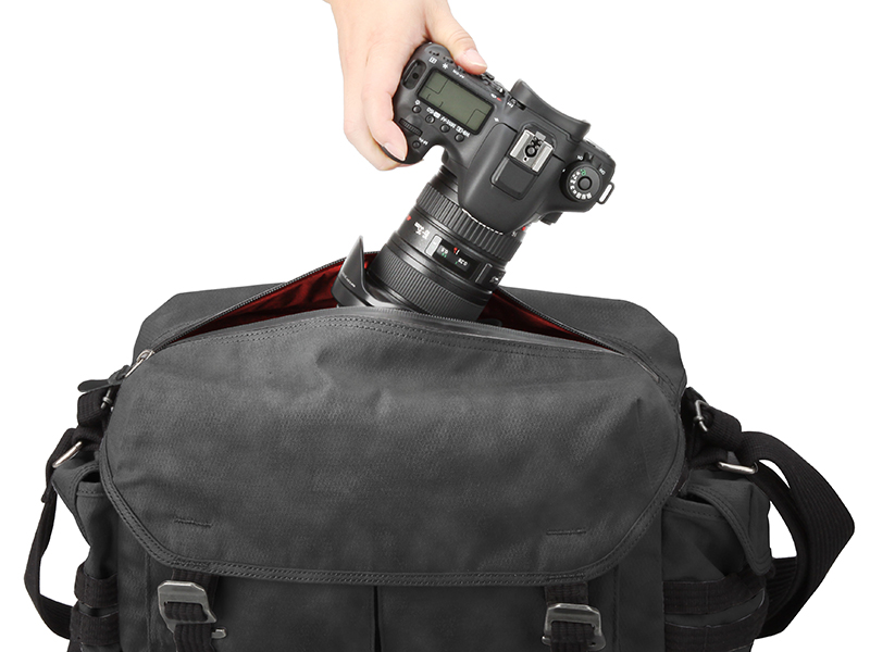 フラップ上部のファスナーからカメラを素早く取り出せる