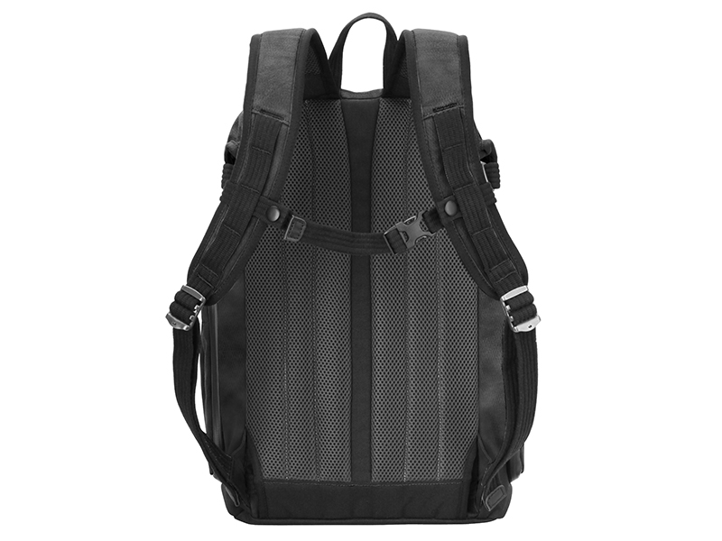 背面は蒸れを抑えるエアメッシュパネルと安全性を高めるチェストベルトを備える