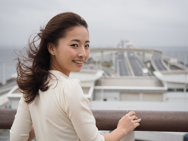 写真の向かって右側から、小雨交じりの突風が吹いているので、顔の向きは右にして、髪が左側になびくよう調整。それでも時折、風を巻き込み、ロングヘアーが蛇女風になるときもあるので、なるべく多めにシャッターを切った。E-M1 / M.ZUIKO DIGITAL ED 12-40mm F2.8 PRO / 1/640秒 / F3.2 / ISO200 / 絞り優先AE / 38mm