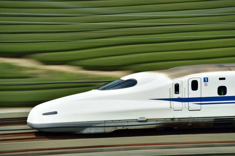 <strong class="">横方向流し</strong><br class="">ファインダーの格子線などを目安に、常に先頭部が同じ位置に来るように追いかける