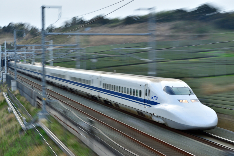 <strong class="">ズーミング流し</strong><br class="">露光間ズームと流し撮りの合わせ技。列車と併走しているかのような効果が出る