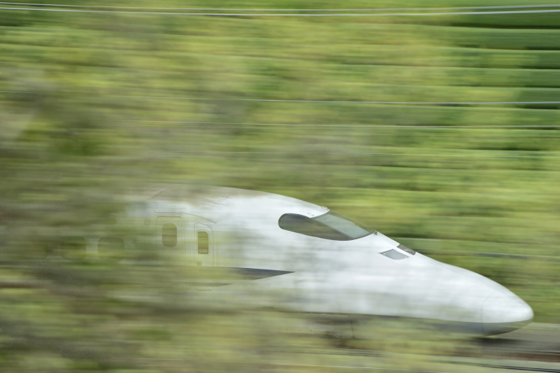 <strong class="">緑流し</strong><br class="">新緑を列車の前に配した「緑流し」。枝葉が密集していない新緑の頃が撮影どき