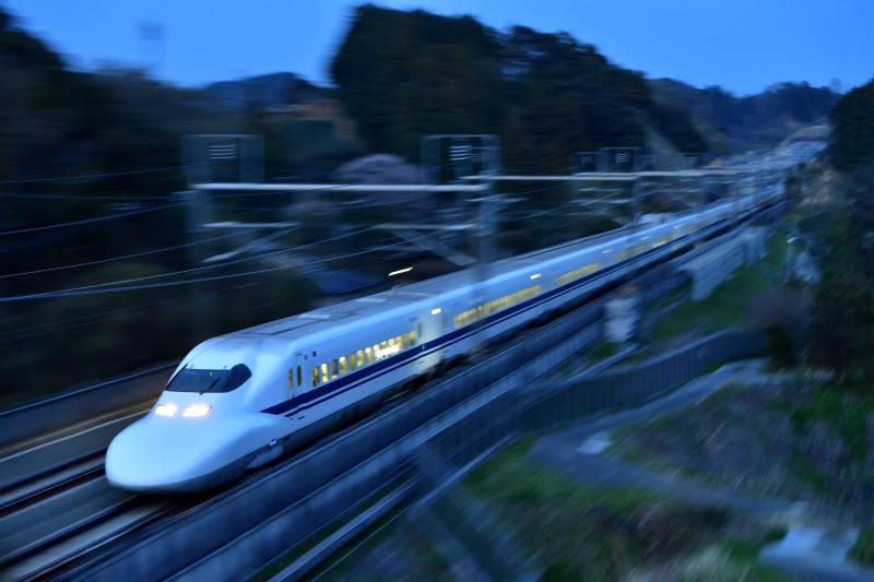 <strong class="">日没ズーミング流し</strong><br class="">日没20分後だけの青い時間帯に撮れる。室内灯が青い世界にこぼれて実に美しい