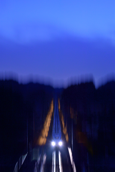 <strong class="">超スロー流し</strong><br class="">シャッター速度は1/3秒に設定。日没後のわずかな残光を生かし、上から下へカメラを振ったイメージ的な流し撮りだ