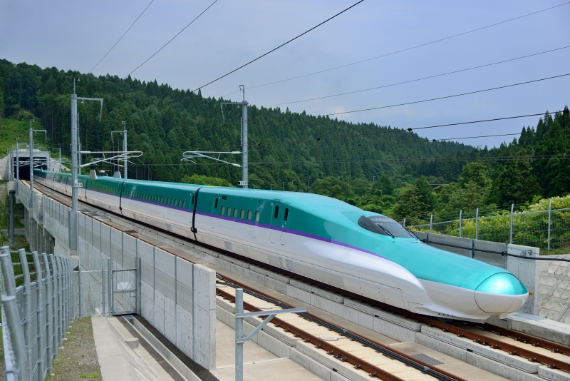 ニコン D800E／AF-S NIKKOR 24-120mm f/4G ED VR／木古内駅～新函館北斗駅間（2015年8月の試運転時に撮影）／40mm／マニュアル露出（F4、1/8,000秒）／ISO 800／WB：晴天／12時頃