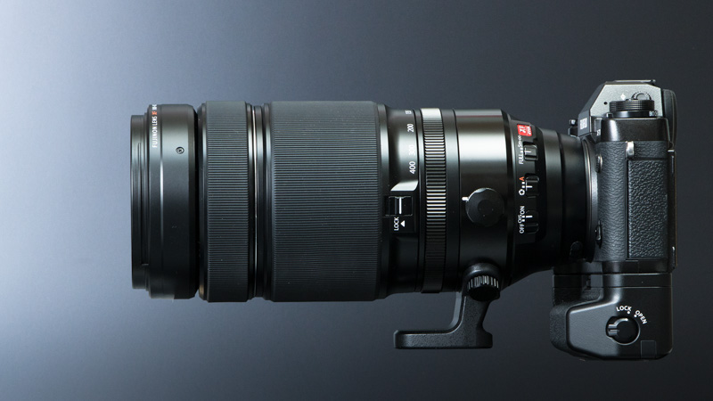 焦点距離100mmの状態。ズームリングにはロックスイッチがある